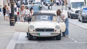 Modelka Kate Moss za volantem: RETRO ELEKTRO
