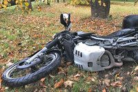 Auto srazilo při předjíždění na Prachaticku motorkáře: Po nehodě zemřel