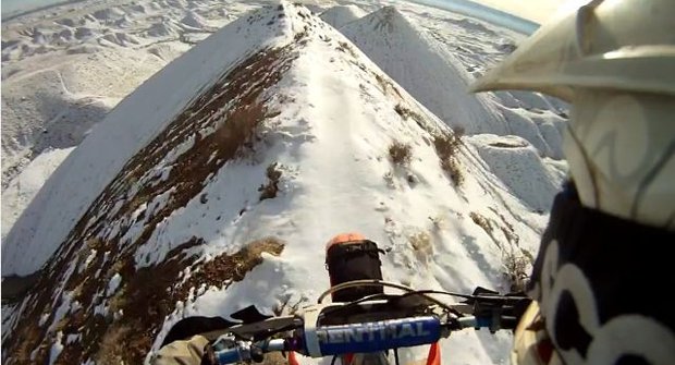 Život na hraně: Motorkář vyjel až na vrcholky hor