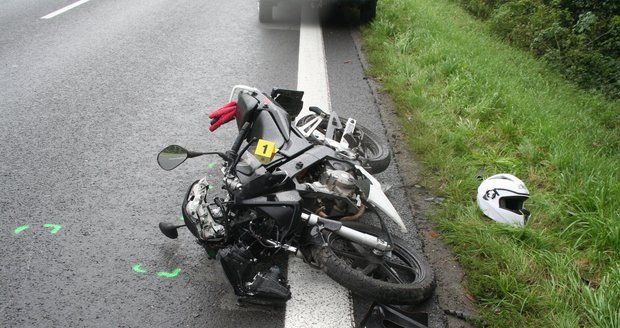 Vážná nehoda na Mladoboleslavsku: Motorkáře oslnilo slunce a skončili v příkopu! (ilustrační foto)