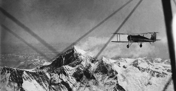 Neuvěřitelný kousek: Angličané na dvojplošníku zdolali Everest 20 let před Hillarym
