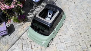 Mrňavý a levný Fiat Topolino shodil střechu. Kus plátna už nepovažuje za speciální prvek Mrňavý a levný Fiat Topolino shodil střechu. Kus plátna už nepovažuje za speciální prvek