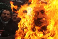 Egypt: Mubaraku, vzdej to! Stávka ochromí zemi