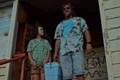Mullety, bermudy a herák v baráku: australský seriál Kluk spolkne vesmír vás (možná) vrátí do dětství