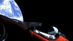Muskova vesmírná Tesla Roadster se blíží k zemi gigantickou rychlostí. Sledujte, kde se nachází právě teď