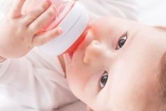 Může pít miminko čaj? Těchto pět druhů klidně nabídněte i kojenci