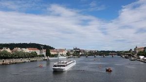 Mýtus Potěmkinovy Vltavy. Praha si užívá plnou řeku, zatímco Orlík a Slapy umírají na sucho Mýtus Potěmkinovy Vltavy. Praha si užívá plnou řeku, zatímco Orlík a Slapy umírají na sucho