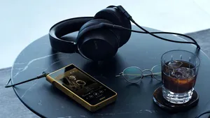Na běhání ho asi chtít nebudete. Nekompromisní zlatý Walkman od Sony váží 670 gramů a stojí 125 tisíc Na běhání ho asi chtít nebudete. Nekompromisní zlatý Walkman od Sony váží 670 gramů a stojí 125 tisíc