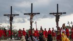 Na Filipínách se lidé nechali přibít na kříž, aby připomněli Kristovo utrpení