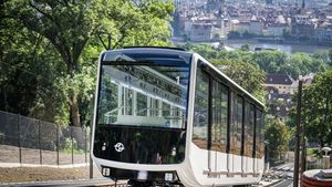 Na Petřín se po dvou letech vrací lanovka. Panoramatické vozy na sebe cestou mrknou Na Petřín se po dvou letech vrací lanovka. Panoramatické vozy na sebe cestou mrknou