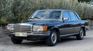 Na prodej je Mercedes po švédském králi. Stojí pár korun, důvody není těžké uhodnout