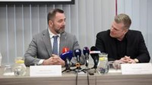 Na Šumavě ze sudů unikají rtuť, arsen a další bojové látky, tvrdí Červený Na Šumavě ze sudů unikají rtuť, arsen a další bojové látky, tvrdí Červený