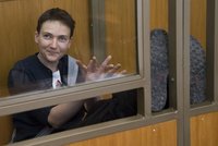 Pilotka Savčenková dostala u ruského soudu 22 let. „Pusťte Čechy,“ volala