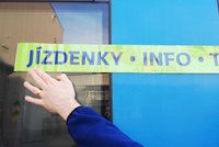 Šikana cestujících na jižní Moravě: Zavírají pokladny, kdo nemá jízdenku jen do polepeného vagonu!