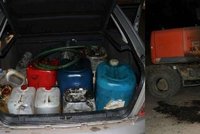 Opilí cizinci ukradli naftu z bagru: Pak odpočívali v autě, čapla je policie