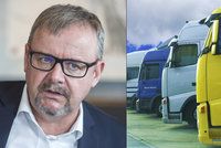 Náklaďáky devastují české silnice. Ťok chce snížit povolený limit 48 tun nákladu
