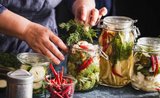 Nakládejte zeleninu ostošest – pusťte se do pickles