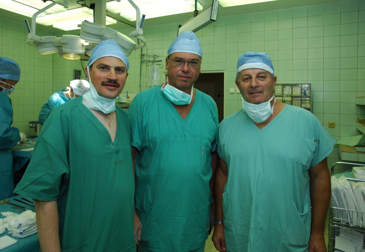 Doc. MUDr. Jan Fanta (uprostřed)