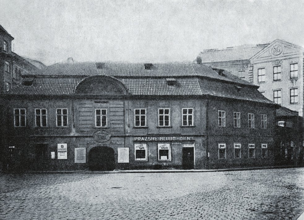 Historický snímek domu U Halánků na Betlémském náměstí v Praze