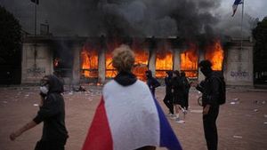 Násilí, rabování, hořící budovy. Ve Francii to vře, Macron promluví k národu Násilí, rabování, hořící budovy. Ve Francii to vře, Macron promluví k národu
