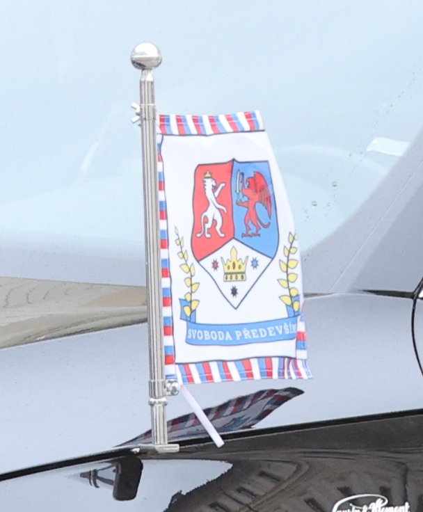 Detail upravené vlaječky na voze.