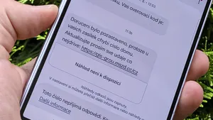 Ne, žádný balík nečekáme. Podvodná SMS přistála i u nás v redakci – na první pohled vypadá věrohodně Ne, žádný balík nečekáme. Podvodná SMS přistála i u nás v redakci – na první pohled vypadá věrohodně