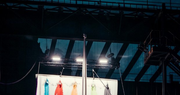 Z minulých ročníků: Cirk la Putyka, akrobacie mezi Vítkovickými věžemi v Dolních Vítkovicích na NEfestivalu Colours of Ostrava.