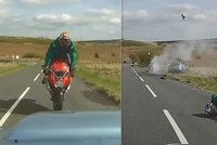 Brutální nehoda: Auto srazilo motorkáře, ten letěl desítky metrů vzduchem!