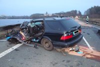 Smrtelná nehoda na Náchodsku: Rozpůlené auto a kamion na střeše