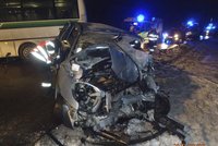 Na Tachovsku se na ledovce srazil autobus s autem: Šest zraněných