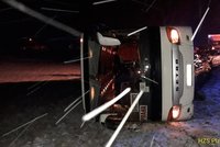 Havárie autobusu na Klatovsku: Sjel ze silnice a obrátil se na bok