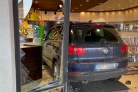 Bizarní nehoda u Zdib: Opilá řidička zdemolovala prodejnu benzinky na dálnici D8