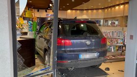 Bizarní nehoda u Zdib: Opilá řidička zdemolovala prodejnu benzinky na dálnici D8