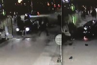 Hrozivé video z Mladé Boleslavi: Takhle auto srazilo u brány chodce!