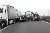Kalamita u Brna: Srážka dvou kamionů zase zavřela D1: Jeden z řidičů nedobrzdil v mlze