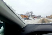 Frýdecko v bílé kalamitě: Na silnicích stojí auta v kolonách, nasněžilo půl metru!