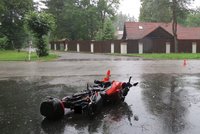 Motorkář havaroval v lese v Lošticích: Nehodu nepřežil