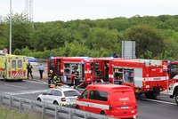 Tragická nehoda na Třebíčsku: Řidič v autě po nárazu do stromu uhořel!