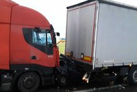 Hrozivě vypadající nehoda z Vysočiny: Řidička skončila zapasovaná mezi kamiony!