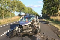 Smrtelná nehoda na Karlovarsku: Matky s dětmi lezly z aut se dívat, popisují šokovaní svědci