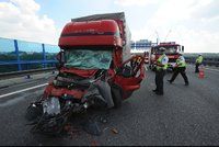 Lochkovský tunel směrem na Plzeň byl dvě hodiny neprůjezdný: Řidička kamionu při nehodě zemřela