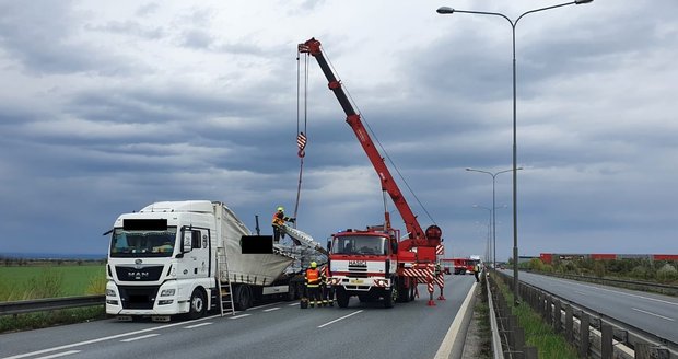 Nehoda kamionu v Horních Počernicích blokovala dopravu 