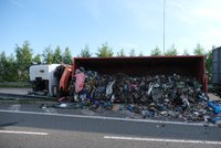 Sjezd z D1 na Ostravu zasypaly odpadky: Řidič náklaďáku položil návěs na bok