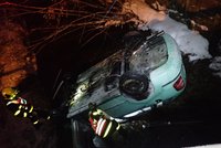 Nechtěná koupel v ledové Ostravici: Řidič nezvládl smyk a skončil v potoce