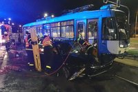 Tramvaj nedala přednost a srazila fordku: Řidič byl vážně zraněný, zasáhnout musel Bizon