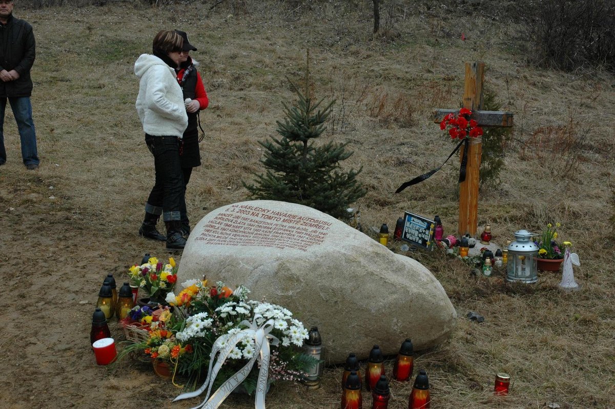Tragédii připomíná památník tvořený 20 balvany, které sem byly dovezeny z Labe.