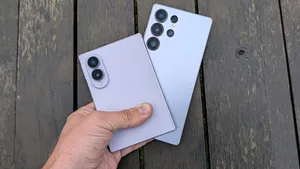 Nejdřív jsme chtěli telefony zmenšovat, pak zase co největší displej. Po 20 letech výrobci našli kompromis Nejdřív jsme chtěli telefony zmenšovat, pak zase co největší displej. Po 20 letech výrobci našli kompromis