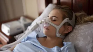 Nejen noční můra mužů: Proč ženy po čtyřicítce tloustnou a kdy chrápání značí nebezpečné dušení?