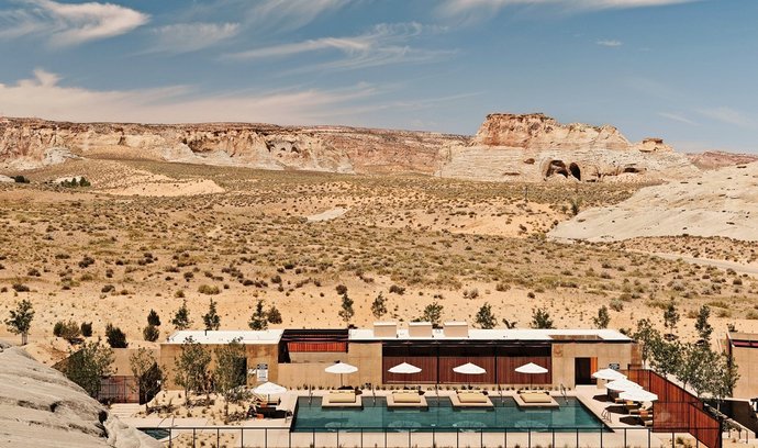 Amangiri resort & spa se nachází v americkém Utahu a luxusní rezort vytváří opravdu zajímavý kontrast oproti nehostinné poušti. Místo stvořené pro meditace a zklidnění okouzlí i pohledy na písečné útvary a drsnou okolní krajinu.