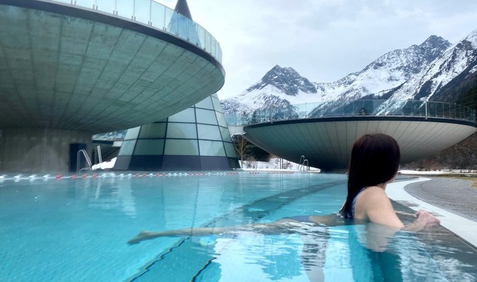 Velkolepá architektura, která ale harmonicky souzní s okolní krajinou. Takový je Aqua Dome, který nabízí úchvatný výhled na Ötztalské Alpy a jediný termální pramen v západním Rakousku.